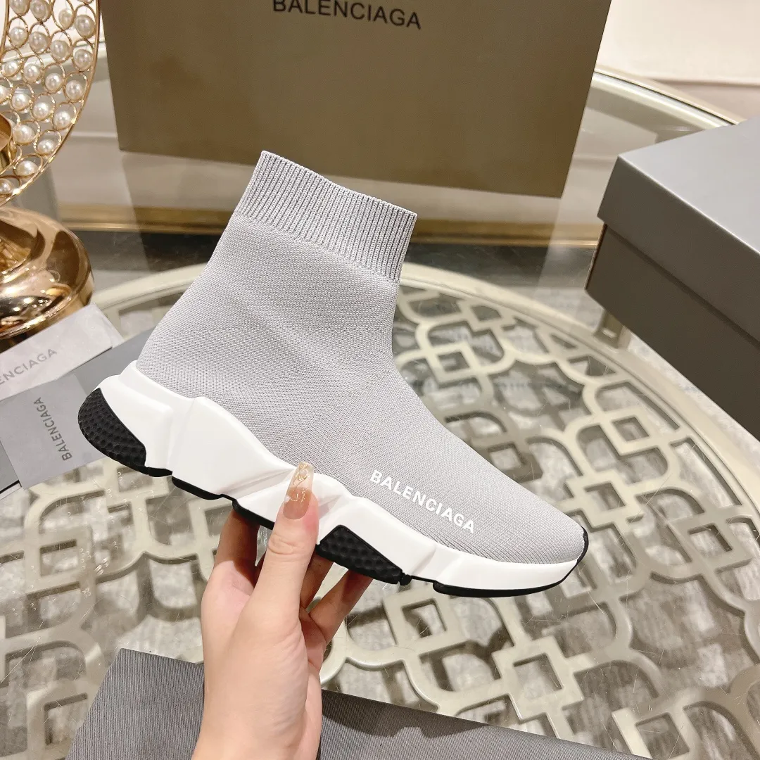 👟👟Ex-factory price 400👟👟 Balenciaga classic sock boots, originally produced by the factory, purchasing agent level. The latest original outsole mold, (TPU ten-vacuum outsole, the highest version on the market, please do not compare prices with TPR outsole, don’t bother if you don’t know the product) The black, white and red three-color vacuum sole shows high-end luxury. •Upper: elastic fly weave double-layer composite gold wire high-elastic knitted mesh cotton •Inner lining: imported double-sided velvet, which is comfortable and resilient to shape •Insole: original imported terry cloth, breathable but not fading •Sole: TPU ten-vacuum outsole (to eliminate pores) •Packaging: full set of packaging (certificate, invoice, cloth bag, handbag) •Size: 34-45 standard code (34, 45, 46.47 can be customized and are not returnable)